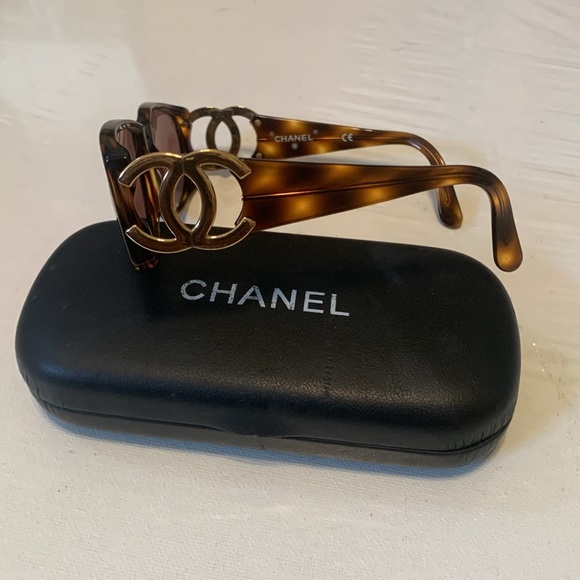 Chanel sunglasses with CC logo - Picture 2 of 9